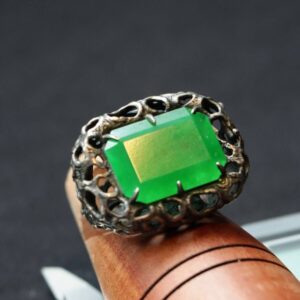 Anel Mineral em Prata com Ágata Verde — Joia Escultórica BUGRE
