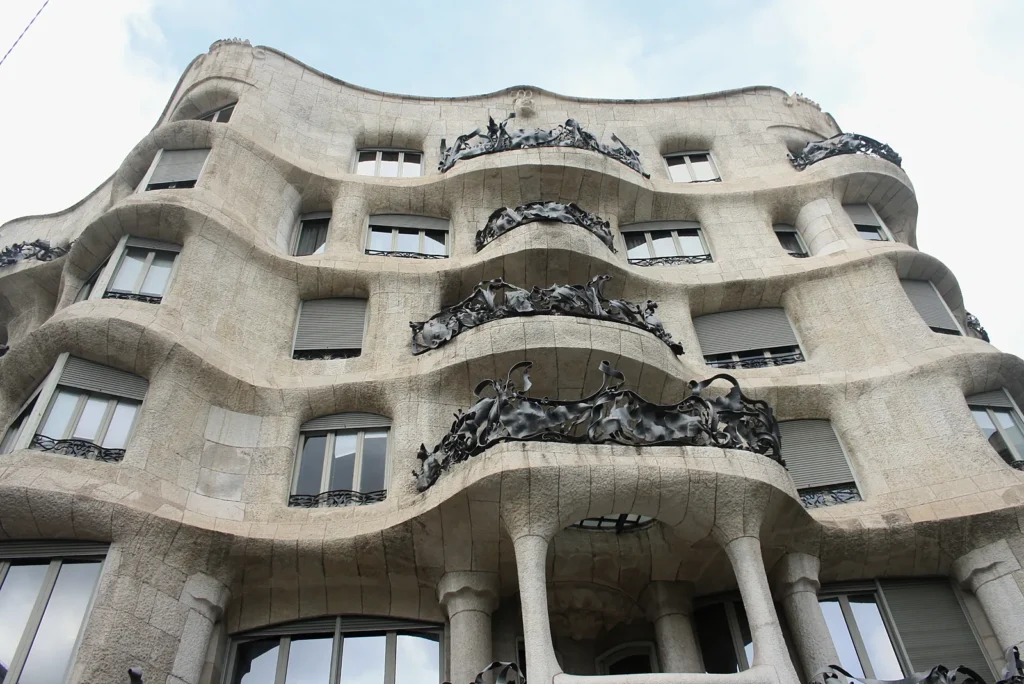 Fachada da Casa Milà, de Antoni Gaudí, em Barcelona