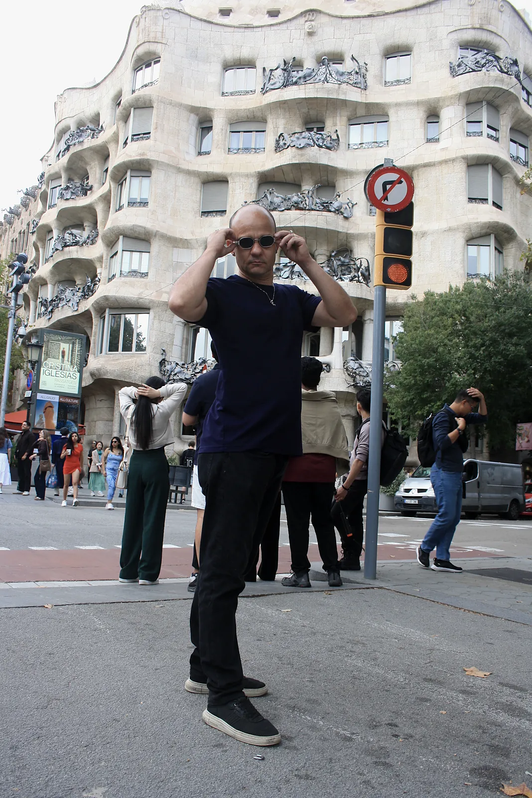 Junior Rodrigues diante da Casa Milà em Barcelona