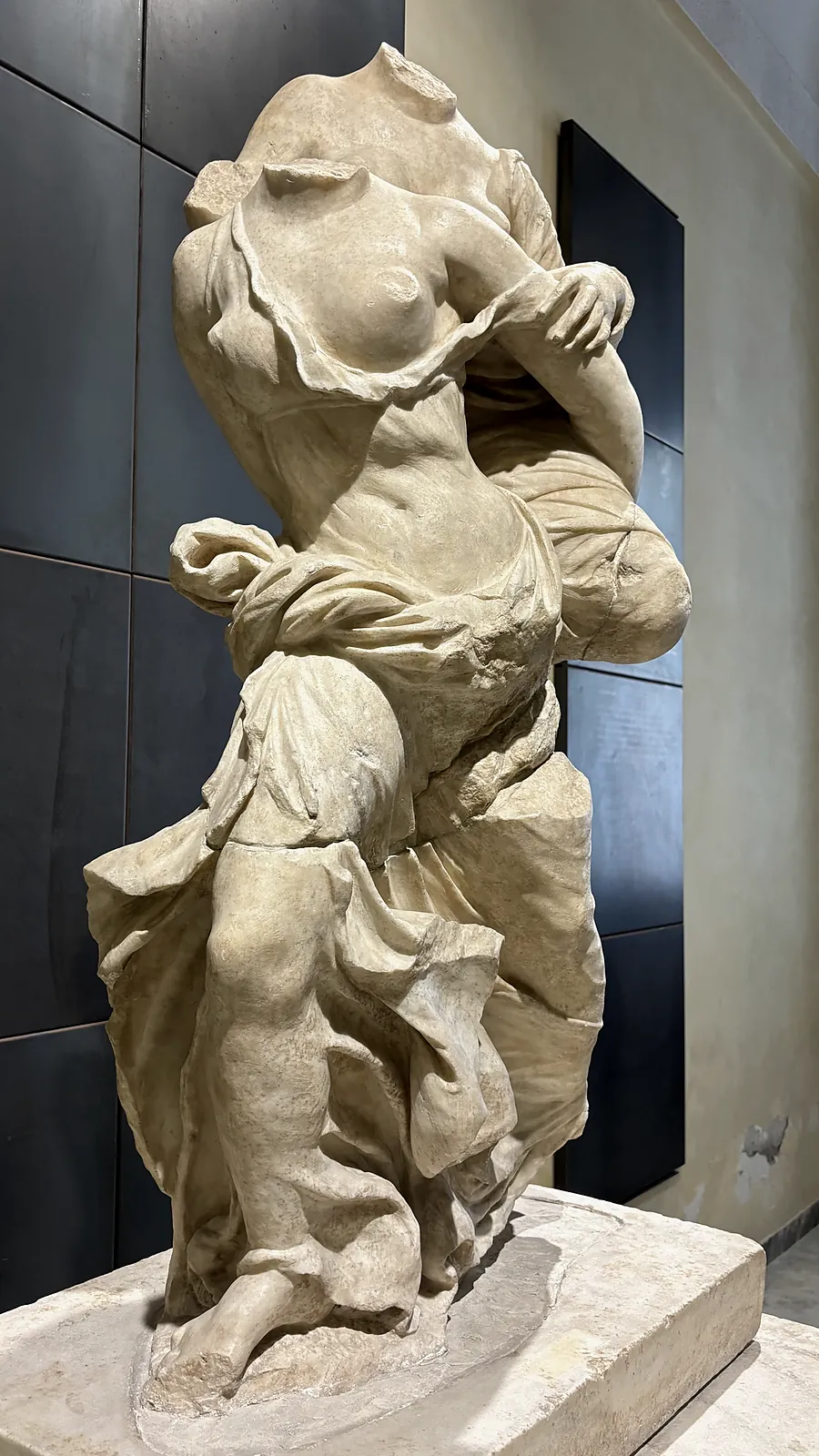Escultura em pedra observada no Museu do Louvre