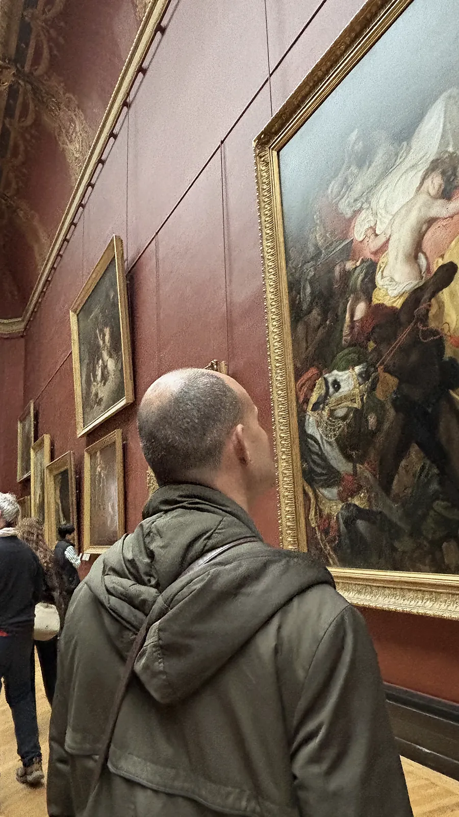 Junior Rodrigues diante de pinturas no Museu do Louvre